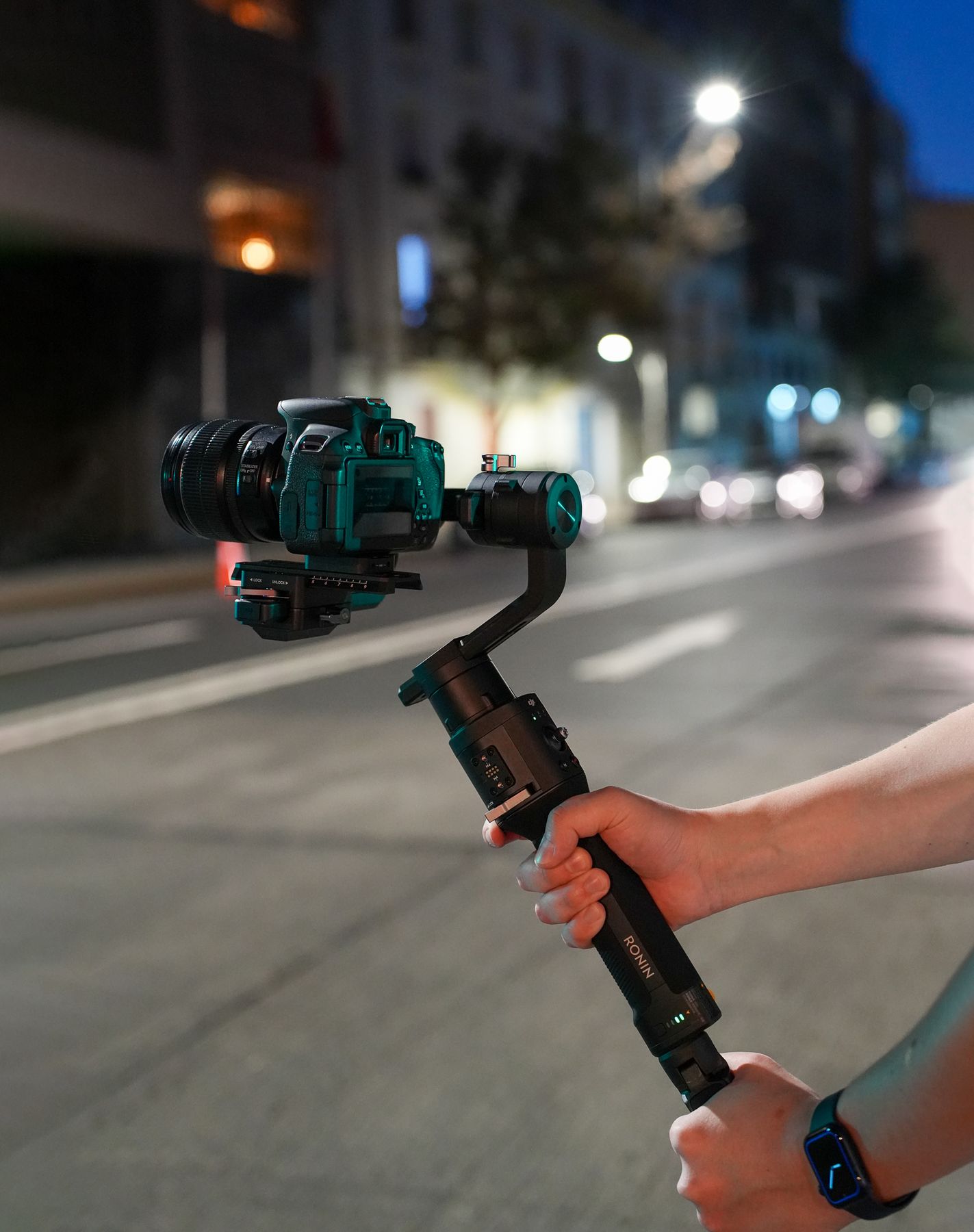 Cámara sobre gimbal en rodaje nocturno